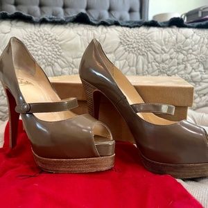 Christian Louboutin No Barre taupe 37.5